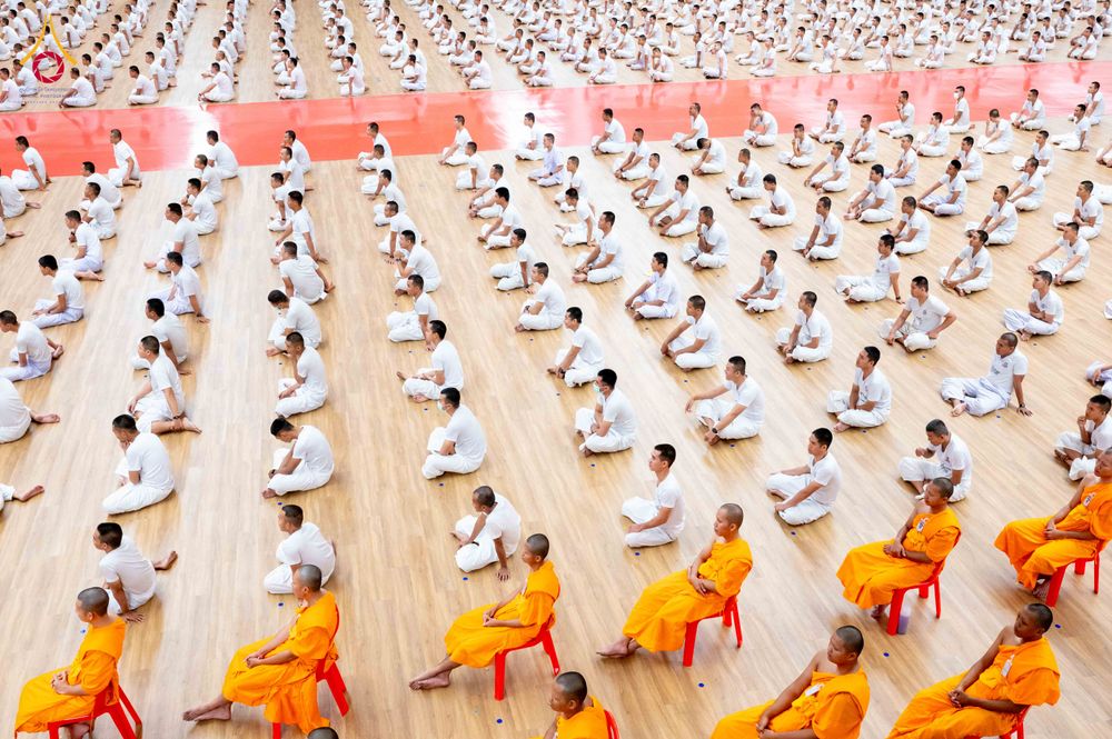 นักเรียนนายสิบตำรวจสวมชุดขาวนั่งเรียงแถวร่วมพิธีปิดโครงการบรรพชาโดยมีพระสงฆ์นั่งอยู่ด้านหน้า
