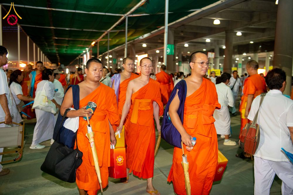 ภาพ No.324488:วันที่ 22 เมษายน พ.ศ.2569 (วันคุ้มครองโลก) บรรยากาศพระสังฆาธิการและสาธุชน การเดินทางกลับ งานถวายมหาสังฆทาน 40,000 กว่าวัดทั่วประเทศ วัดพระธรรมกาย