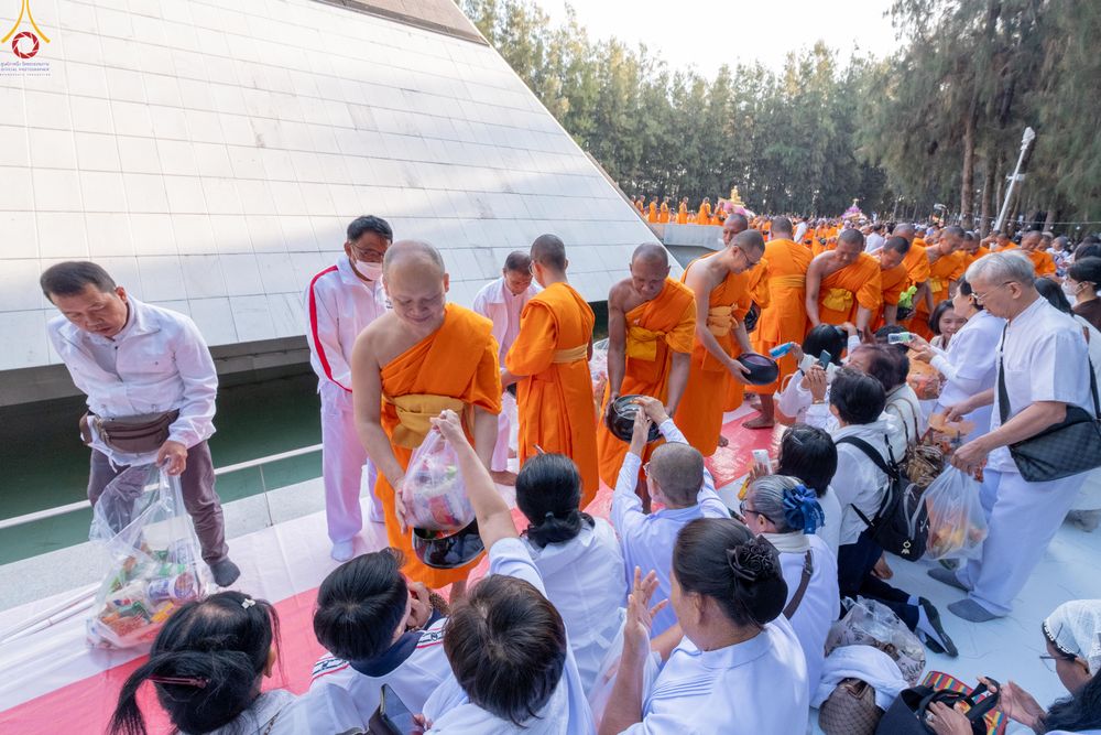ภาพ No.289425:วันที่ 7 มกราคม พ.ศ. 2569 พิธีตักบาตรพระธรรมยาตรา ณ อนุสรณ์สถานลำดับที่ 1 สถานที่เกิดด้วยรูปกายเนื้อ อนุสรณ์สถานมหาวิหารพระมงคลเทพมุนี (โลตัสแลนด์) อ.สองพี่น้อง จ.สุพรรณบุรี ในโครงการธรรมยาตรา กตัญญูบูชา มหาปูชนียาจารย์ พระมงคลเทพมุนี(สด จนฺทสโร) พระผู้ป