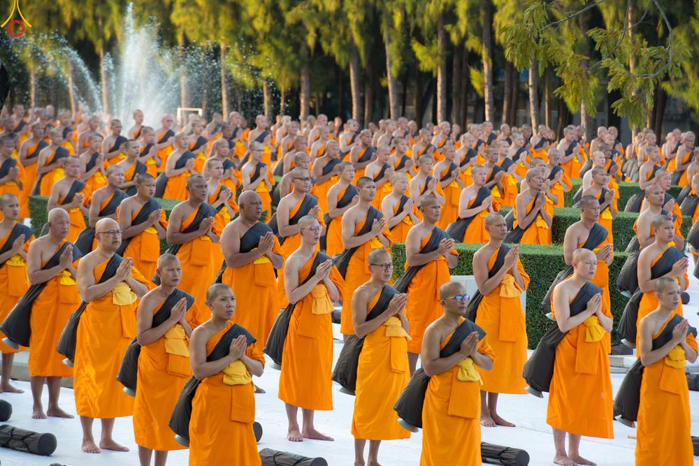 ภาพ No.281669:วันที่ 24 ธันวาคม พ.ศ.2568 พระธรรมยาตรา ปฏิบัติธรรม และถ่ายภาพหมู่ประวัติศาสตร์ ณ ลานหน้ามหาวิหารพระมงคลเทพมุนีฯ วัดพระธรรมกาย