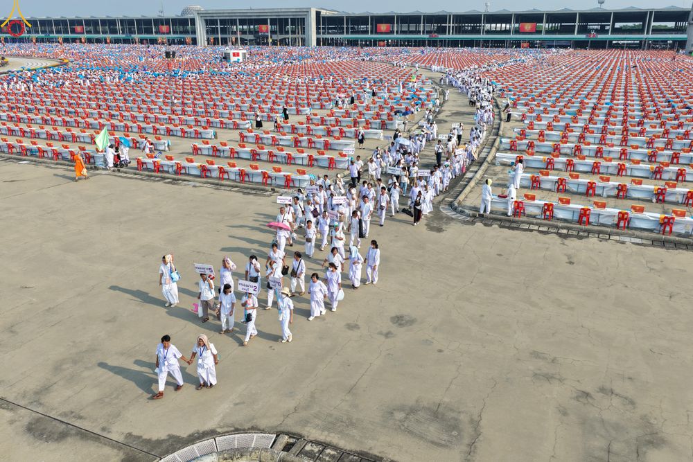 ภาพ No.323932:วันที่ 22 เมษายน พ.ศ.2569 (วันคุ้มครองโลก) พิธีถวายมหาสังฆทาน 40,000 กว่าวัดทั่วประเทศ ณ ลานธรรม พระมหาธรรมกายเจดีย์ วัดพระธรรมกาย