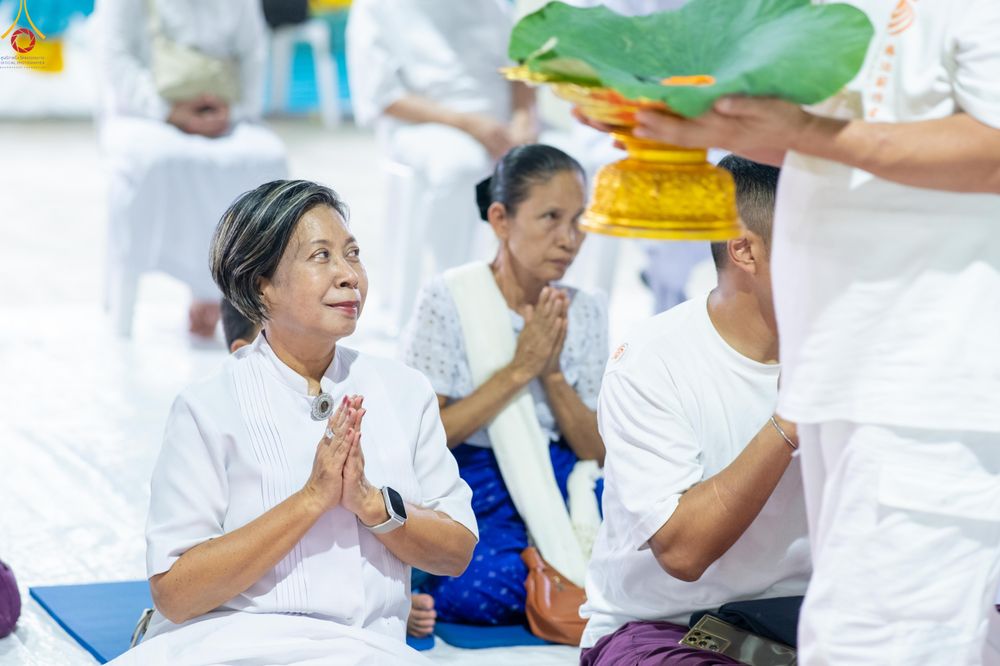 ภาพ No.338250:วันอาทิตย์ที่ 5 กรกฎาคม พศ.2569 พิธีตัดปอยผมธรรมทายาทนานาชาติ IDOP รุ่นที่ 21 จากประเทศจีน มาเลเซีย สิงคโปร์ และไต้หวัน ณ โถงช้าง วัดพระธรรมกาย