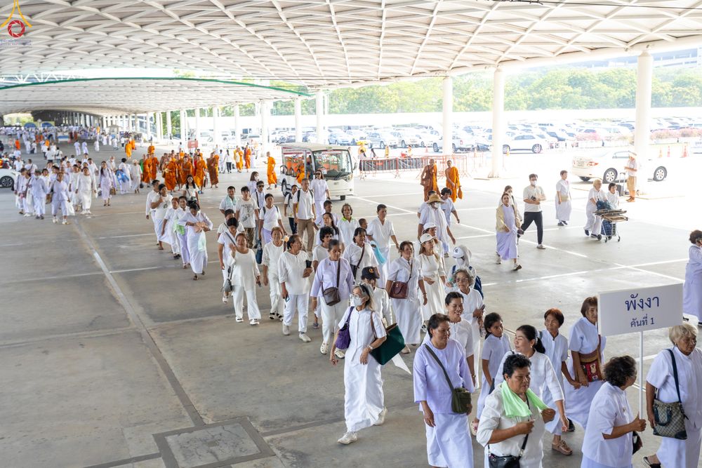 ภาพ No.324413:วันที่ 22 เมษายน พ.ศ.2569 (วันคุ้มครองโลก) งานถวายมหาสังฆทาน 40,000 กว่าวัดทั่วประเทศ บรรยากาศพระสังฆาธิการและสาธุชน  เดินทางเข้าลานธรรม วัดพระธรรมกาย
