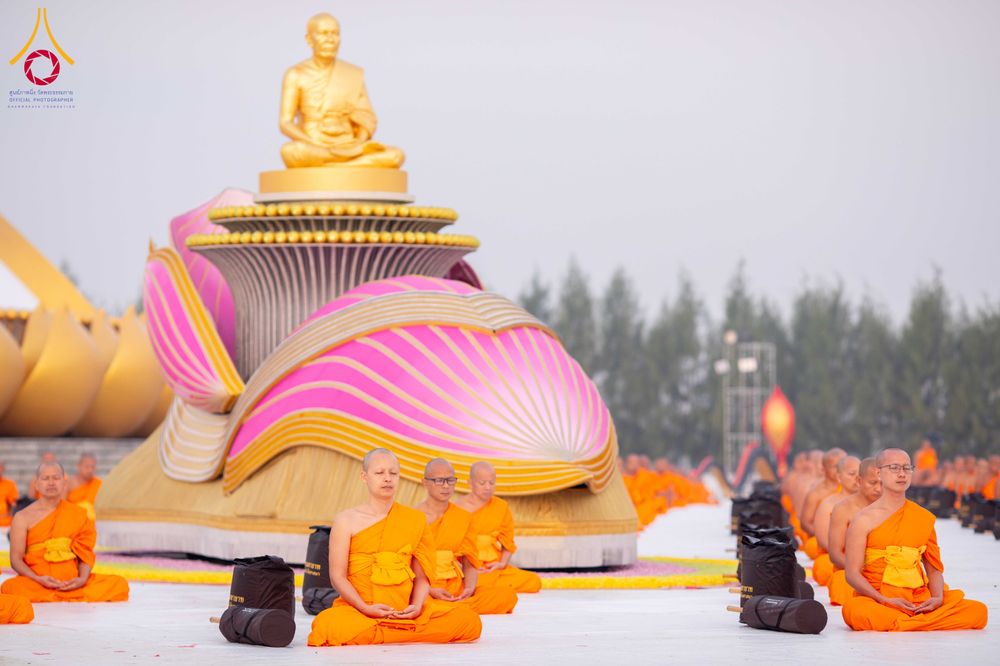 ภาพ No.299753:วันที่ 19 มกราคม พ.ศ.2569 พระธรรมยาตราปฏิบัติธรรมและถ่ายภาพหมู่ประวัติศาสตร์ ณ อนุสรณ์สถานลำดับที่ 5 สถานที่เผยแผ่วิชชาธรรมกายครั้งแรก  อนุสรณ์สถานบางปลาวัดบางปลา อ.บางเลน จ.นครปฐม ในโครงการธรรมยาตรา กตัญญูบูชา มหาปูชนียาจารย์ พระมงคลเทพมุนี(สด จนฺทสโร) 