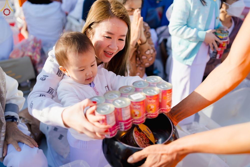 ภาพ No.74853:พิธีตักบาตรพระธรรมยาตราฯ ในโครงการธรรมยาตรากตัญญูบูชา มหาปูชนียาจารย์ พระมงคลเทพมุนี(สด จนฺทสโร) พระผู้ปราบมาร ปีที่ 11 ณ อนุสรณ์สถานลำดับที่ 5 สถานที่เผยแผ่วิชชาธรรมกายครั้งแรก อนุสรณ์สถานบางปลา วัดบางปลา อ.บางเลน จ.นครปฐม วันที่ 29 มกราคม พ.ศ. 2566