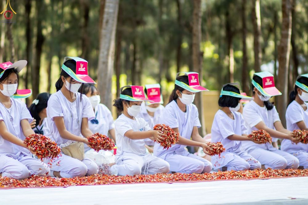 ภาพ No.70811:พิธีต้อนรับพระธรรมยาตรา ในโครงการธรรมยาตรากตัญญูบูชา มหาปูชนียาจารย์ พระมงคลเทพมุนี(สด จนฺทสโร) พระผู้ปราบมาร อนุสรณ์สถาน 7 แห่ง ปีที่ 11 วันที่ 14 มกราคม พ.ศ. 2566 ณ อนุสรณ์สถานลำดับที่ 3 สถานที่เกิดในเพศสมณะ วัดสองพี่น้อง อ.สองพี่น้อง จ.สุพรรณบุรี
