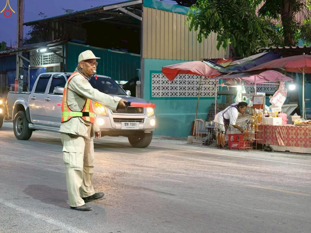 ภาพ No.300684:ภาพเบื้องหลังอาสาสมัครรวมใจ ชุดที่ 3 ในโครงการธรรมยาตรา กตัญญูบูชา มหาปูชนียาจารย์ พระมงคลเทพมุนี(สด จนฺทสโร) พระผู้ปราบมาร อนุสรณ์สถาน 7 แห่ง ปีที่ 14