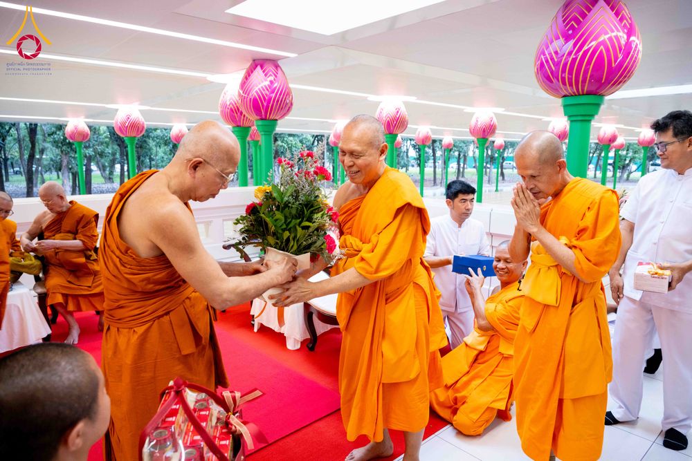 ภาพ No.308964:วันอาทิตย์ที่ 8 กุมภาพันธ์ พ.ศ. 2569  พิธีต้อนรับพระบัญชาสมเด็จพระสังฆราช แต่งตั้ง  “พระครูปลัดรัตนวีรวัฒน์” (รังสฤษดิ์ อิทฺธิจินฺตโก) เจ้าอาวาสวัดพระธรรมกาย ให้ดำรงตำแหน่ง “ที่ปรึกษาเจ้าคณะจังหวัดปทุมธานี”