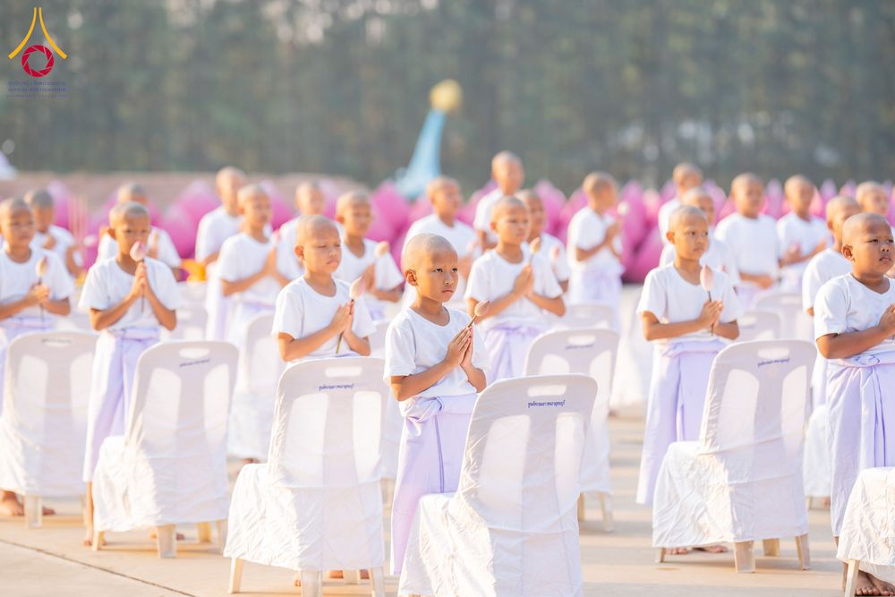 ภาพ No.318647:วันที่ 29 มีนาคม พ.ศ. 2569 พิธีเวียนประทักษิณ มอบผ้าไตร บรรพชาสามเณร  ณ ศูนย์อบรมเยาวชนกาญบุรี