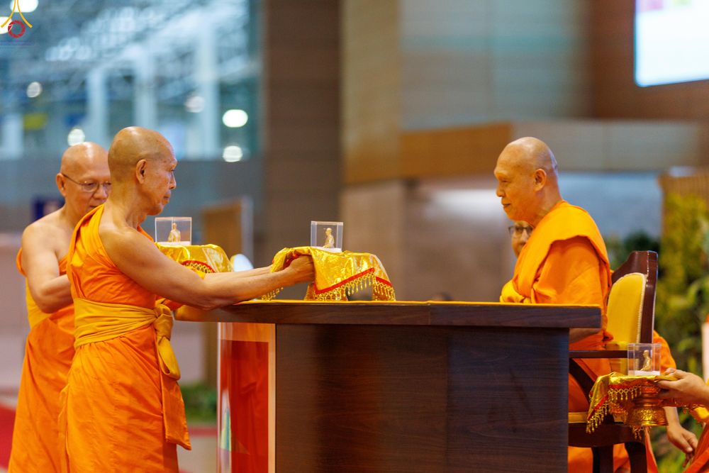 ภาพ No.311639:วันอาทิตย์ต้นเดือนที่ 1 มีนาคม พ.ศ.2569 สัมมนาพิเศษ พิธีมอบรูปหล่อโลหะหลวงปู่วัดปากน้ำ พระมงคลเทพมุนี พิธีมุทิตาสักการะในโอกาสพระครูปลัดรัตนวีรวัฒน์(รังสฤษดิ์ อิทธิจินฺตโก) เจ้าอาวาสวัดพระธรรมกาย  ดำรงตำแหน่งเป็น “ที่ปรึกษาเจ้าคณะจังหวัดปทุมธานี”  ณ ห้อง