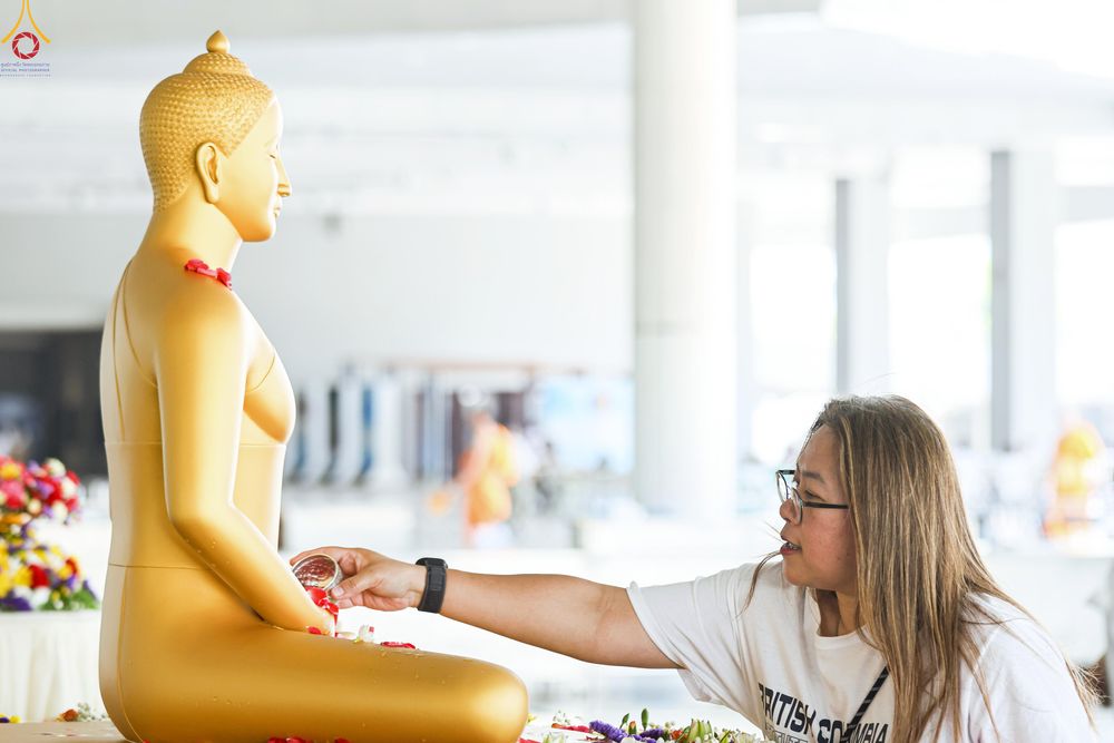 ภาพ No.322272:วันที่ 13 เมษายน พ.ศ.2569 สาธุชนสรงน้ำพระ เนื่องในวันสงกรานต์ ณ หอฉันคุณยายอาจารย์ วัดพระธรรมกาย