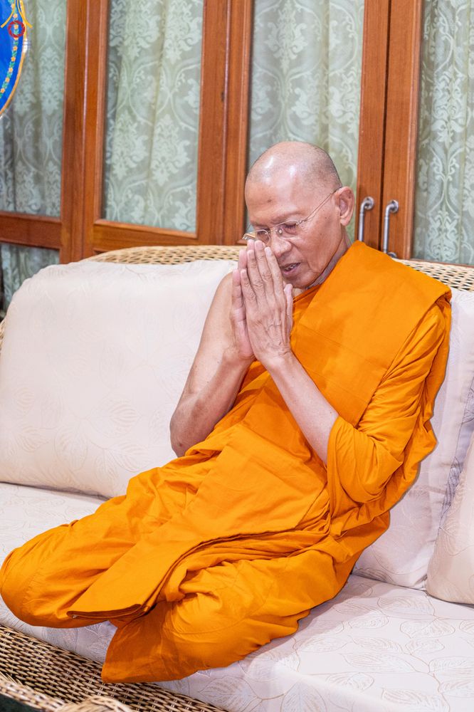 ภาพ No.286239:วันที่ 12 กรกฎาคม พศ.2568 (แรม 2 ค่ำ เดือน 8) พระภิกษุวัดพระธรรมกาย ทำวัตรพระผู้ใหญ่ เนื่องในวันเข้าพรรษา