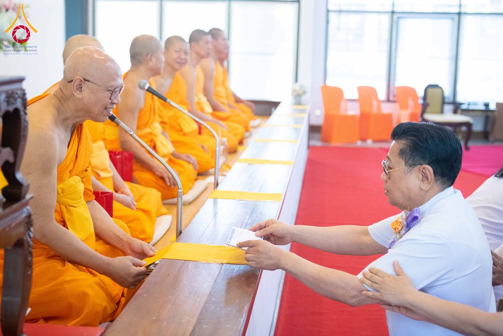 ภาพ No.278463:วันพุธที่ 10 ธันวาคม พ.ศ.2568  พิธีทอดผ้าป่าเพื่อสนับสนุนโครงการตักบาตรพระ 10,000 รูป เมืองกาญจนบุรี ณ อาคารปลูกศรัทธา วัดพระธรรมกาย