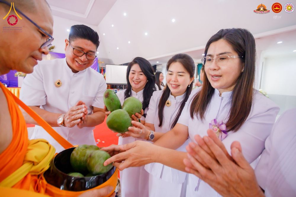 ภาพ No.283551:วันอาทิตย์ที่ 21 ธันวาคม  2568 พิธีบิณฑบาตฉลองสามเณรใหม่ ประเทศอินโดนีเซีย