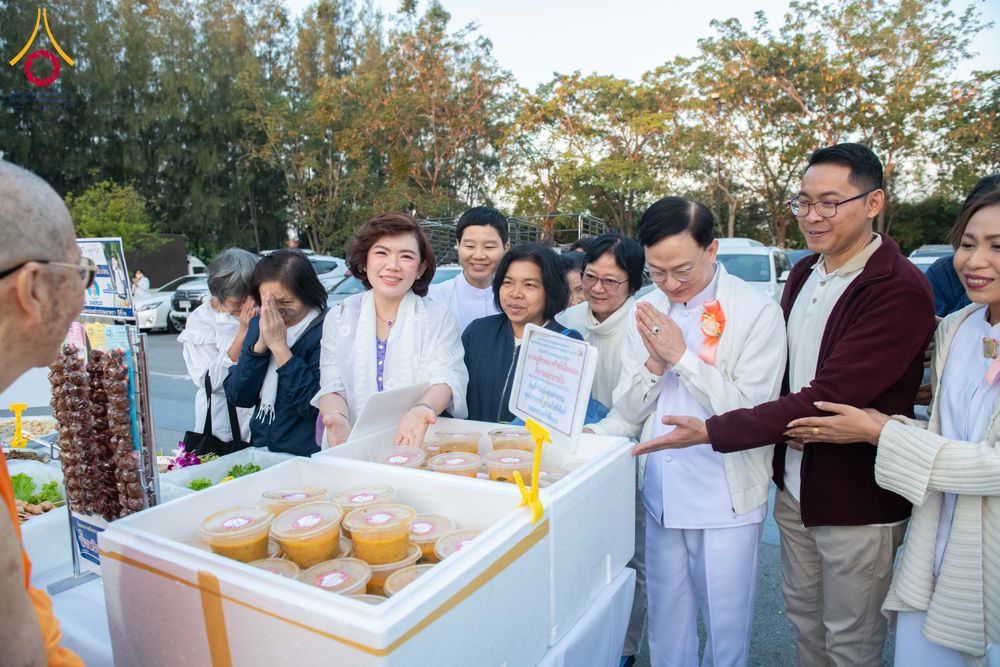 ภาพ No.292614:วันที่ 12 มกราคม พ.ศ. 2569 พิธีถวายภัตตาหารเป็นสังฆทาน แด่พระธรรมยาตรา ณ อนุสรณ์สถานมหาวิหารพระมงคลเทพมุนี (โลตัสแลนด์) อ.สองพี่น้อง จ.สุพรรณบุรี ในโครงการธรรมยาตรา กตัญญูบูชา มหาปูชนียาจารย์ พระมงคลเทพมุนี(สด จนฺทสโร) พระผู้ปราบมาร อนุสรณ์สถาน 7 แห่ง ปี