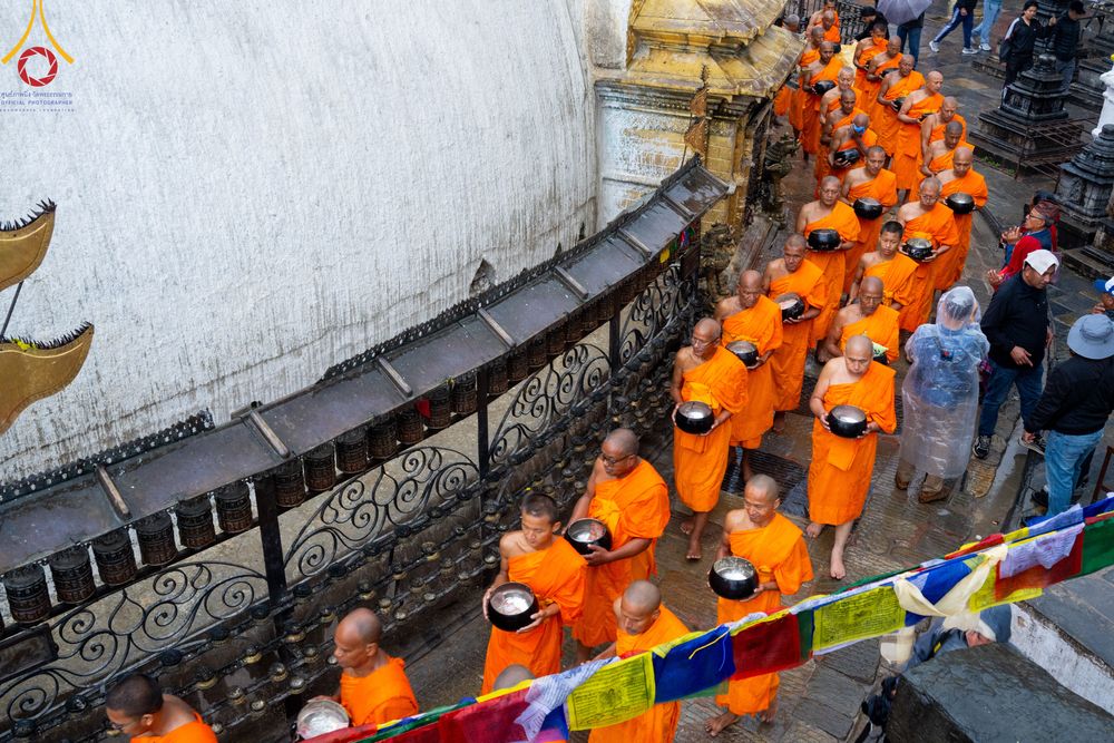 ภาพ No.317207:วันจันทร์ที่ 30 มีนาคม พ.ศ.2569 จาริกบิณฑบาตสยมภูนาทสู่พระราชวังหนุมานโดกา ประเทศเนปาล