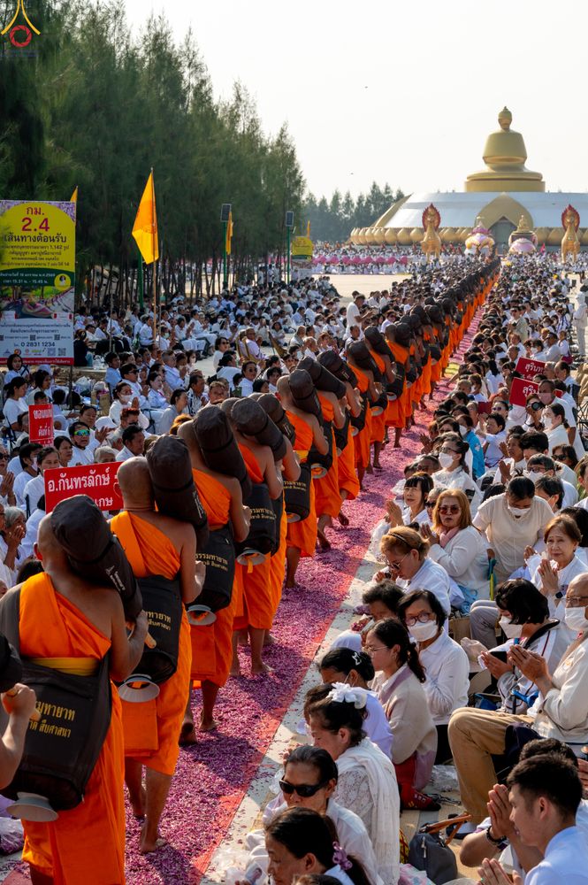 ภาพ No.299733:วันที่ 18 มกราคม พ.ศ. 2569 พิธีต้อนรับพระธรรมยาตรา (ภาพชุดที่ 2) ณ อนุสรณ์สถานลำดับที่ 5  สถานที่เผยแผ่วิชชาธรรมกายครั้งแรก อนุสรณ์สถานบางปลา วัดบางปลา อำเภอบางเลน จังหวัดนครปฐม ในโครงการธรรมยาตรา กตัญญูบูชา มหาปูชนียาจารย์ พระมงคลเทพมุนี(สด จนฺทสโร) พระ