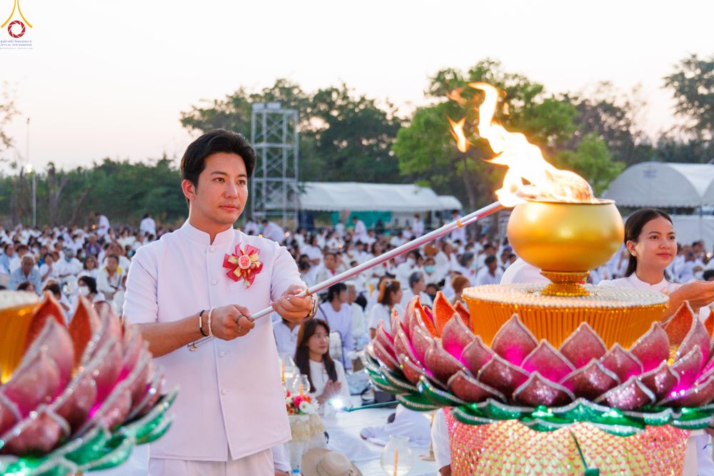 ภาพ No.294031:วันที่ 13 มกราคม พ.ศ. 2569 พิธีจุดประทีปถวายเป็นพุทธบูชา และบูชาธรรมมหาปูชนียาจารย์  (ภาพชุดที่ 2) ณ วัดสองพี่น้อง ต.ต้นตาล อ.สองพี่น้อง จ.สุพรรณบุรี ในโครงการธรรมยาตรา กตัญญูบูชา มหาปูชนียาจารย์ พระมงคลเทพมุนี(สด จนฺทสโร) พระผู้ปราบมาร อนุสรณ์สถาน 7 แห่