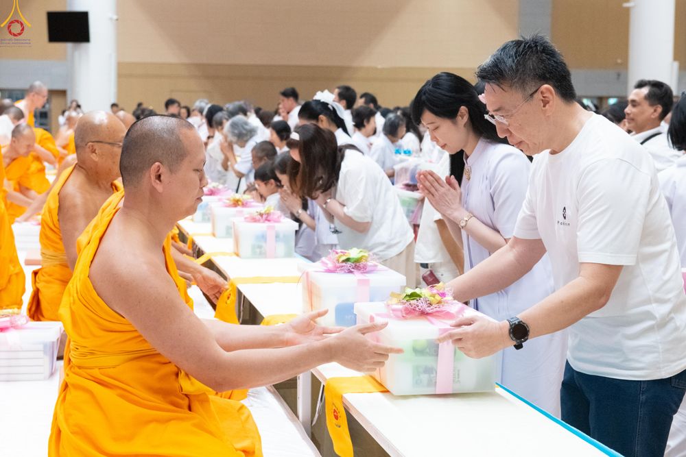 ภาพ No.280588:วันที่ 28 ธันวาคม พ.ศ.2568 พิธีถวายอุปกรณ์ทำความสะอาด ณ ห้องแก้วสารพัดนึก วัดพระธรรมกาย