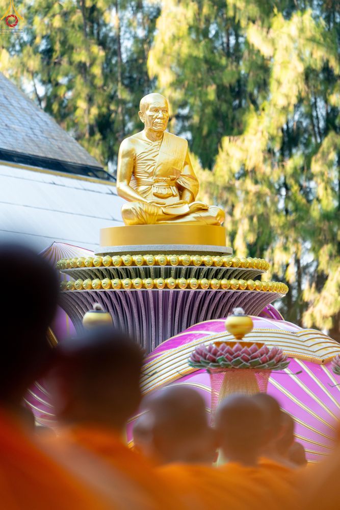 ภาพ No.290017:วันที่ 6 มกราคม พ.ศ. 2569 พิธีจุดประทีปถวายเป็นพุทธบูชา และบูชาธรรมมหาปูชนียาจารย์ (ภาพชุดที่ 2) ณ อนุสรณ์สถานมหาวิหารพระมงคลเทพมุนี (โลตัสแลนด์) อ.สองพี่น้อง จ.สุพรรณบุรี ในโครงการธรรมยาตรา กตัญญูบูชา มหาปูชนียาจารย์ พระมงคลเทพมุนี(สด จนฺทสโร) พระผู้ปรา