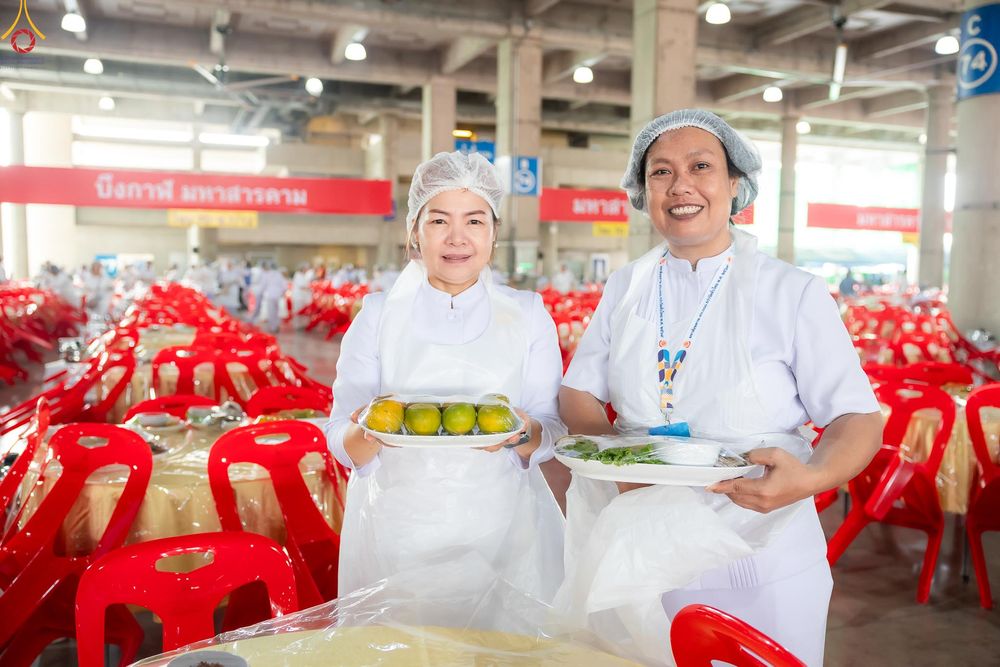 ภาพ No.325840:วันที่ 22 เมษายน พ.ศ.2569(วันคุ้มครองโลก) งานถวายมหาสังฆทาน 40,000 กว่าวัดทั่วประเทศ เจ้าหน้าที่ สาธุชน ร่วมใจจัดเตรียมภัตตาหารเพล (ชุด 2)