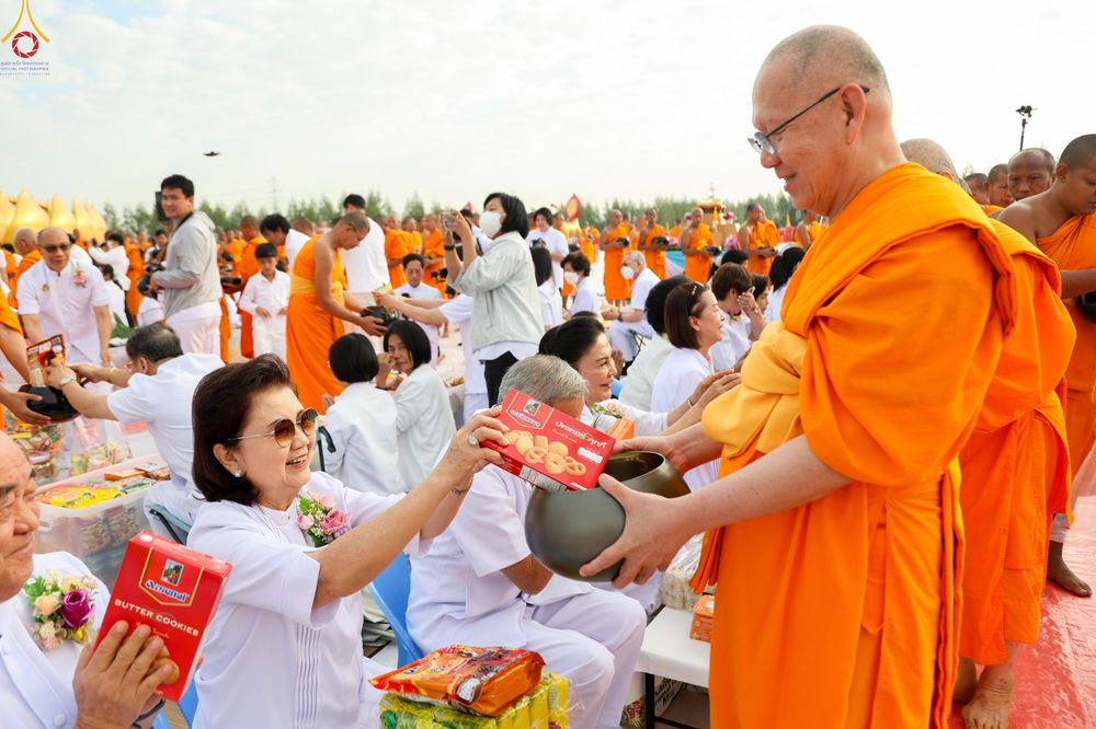 ภาพ No.302684:วันที่ 24 มกราคม พ.ศ. 2569 พิธีตักบาตรพระธรรมยาตรา(ภาพชุดที่ 2) ณ อนุสรณ์สถานลำดับที่ 5 สถานที่เผยแผ่วิชชาธรรมกายครั้งแรก อนุสรณ์สถานบางปลา วัดบางปลา อำเภอบางเลน จังหวัดนครปฐม ในโครงการธรรมยาตรา กตัญญูบูชา มหาปูชนียาจารย์ พระมงคลเทพมุนี(สด จนฺทสโร) พระผู
