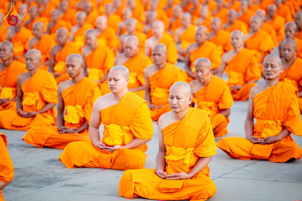 ภาพ No.285187:วันจันทร์ที่ 15 ธันวาคม พ.ศ.2568  บันทึกภาพหมู่ประวัติศาสตร์ โครงการบรรพชาอุปสมบทหมู่  รุ่นบูชาธรรมมหาปูชนียาจารย์ ประจำปี 2568 ณ ลานธรรมมหาธรรมกายเจดีย์ วัดพระธรรมกาย