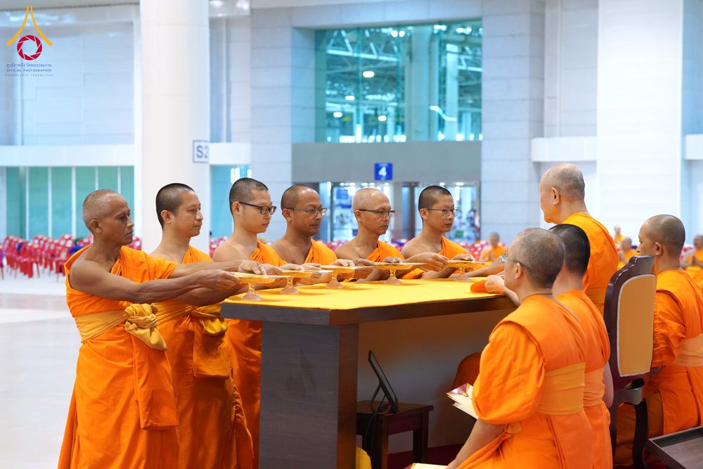 ภาพ No.284848:วันอาทิตย์ที่ 14 ธันวาคม พ.ศ.2568  พิธีปฏิบัติธรรม พิธีถวายภัตตาหารเป็นสังฆทาน พิธีมอบต้นสมบัติจักรพรรดิ ถวายแด่เจ้าอาวาสและประธานสงฆ์ 236 ศูนย์ส่งเสริมศีลธรรมทั่วโลก ณ สภาธรรมกายสากล วัดพระธรรมกาย