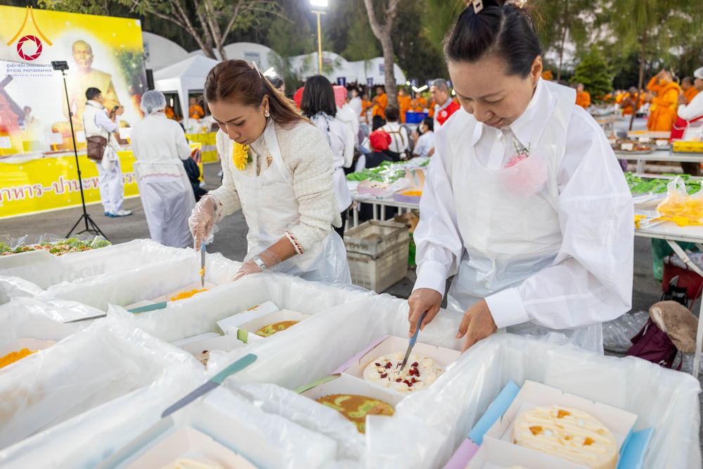 ภาพ No.293504:วันที่ 13 มกราคม พ.ศ. 2569 พิธีถวายภัตตาหารเป็นสังฆทาน แด่พระธรรมยาตรา ณ อนุสรณ์สถานมหาวิหารพระมงคลเทพมุนี (โลตัสแลนด์) อ.สองพี่น้อง จ.สุพรรณบุรี ในโครงการธรรมยาตรา กตัญญูบูชา มหาปูชนียาจารย์ พระมงคลเทพมุนี(สด จนฺทสโร) พระผู้ปราบมาร อนุสรณ์สถาน 7 แห่ง ปี