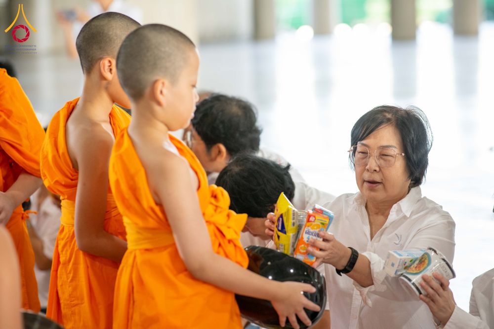 ภาพ No.340005:วันอาทิตย์ที่ 19 กรกฎาคม พ.ศ.2569 พิธีตักบาตรโครงการบรรพชาสามเณรนานาชาติ รุ่นที่ 15 ณ มหารัตนวิหารคด 6 วัดพระธรรมกาย
