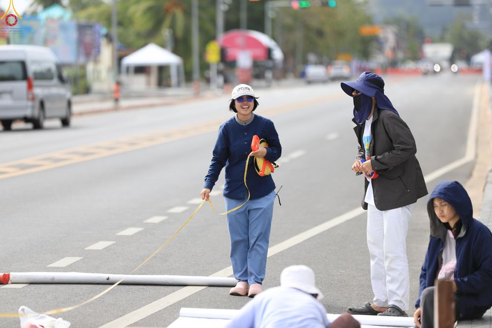 ภาพ No.280869:วันที่ 27 ธันวาคม พ.ศ.2568 คณะสงฆ์และเจ้าหน้าที่ทุกสังกัด ช่วยกันเตรียมงานตักบาตรพระ 1,000 รูป จ.สตูล