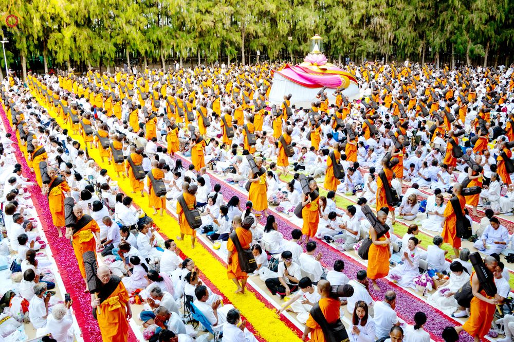 ภาพ No.287934:วันที่ 3 มกราคม พ.ศ. 2569 พิธีต้อนรับพระธรรมยาตรา ครั้งที่ 2 (ภาพชุดที่ 2) ในโครงการธรรมยาตรา กตัญญูบูชา มหาปูชนียาจารย์ พระมงคลเทพมุนี(สด จนฺทสโร) พระผู้ปราบมาร อนุสรณ์สถาน 7 แห่ง ปีที่ 14 ณ อนุสรณ์สถานมหาวิหารพระมงคลเทพมุนี (โลตัสแลนด์) อ.สองพี่น้อง จ.