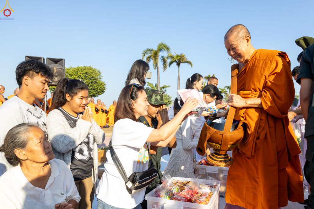 ภาพ No.282720:วันเสาร์ที่ 20 ธันวาคม พ.ศ.2568 พิธีตักบาตรพระ 10,000 รูป (ชุด 2) เนื่องในโอกาส 194 ปี จังหวัดกาญจนบุรี และอุทิศส่วนกุศลให้แด่บรรพชนทั้งหลาย บริเวณถนนสองแคว (Skywalk) เมืองกาญจนบุรี