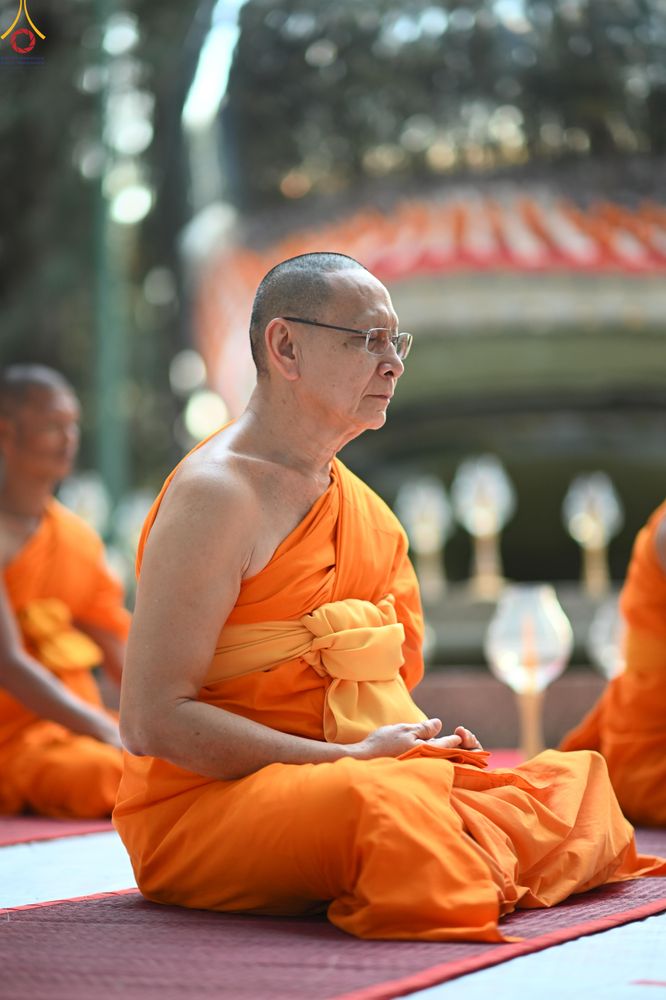 ภาพ No.289113:วันที่ 6 มกราคม พ.ศ. 2569 พิธีจุดประทีปถวายเป็นพุทธบูชา และบูชาธรรมมหาปูชนียาจารย์ ณ อนุสรณ์สถานมหาวิหารพระมงคลเทพมุนี (โลตัสแลนด์) อ.สองพี่น้อง จ.สุพรรณบุรี ในโครงการธรรมยาตรา กตัญญูบูชา มหาปูชนียาจารย์ พระมงคลเทพมุนี(สด จนฺทสโร) พระผู้ปราบมาร อนุสรณ์สถ