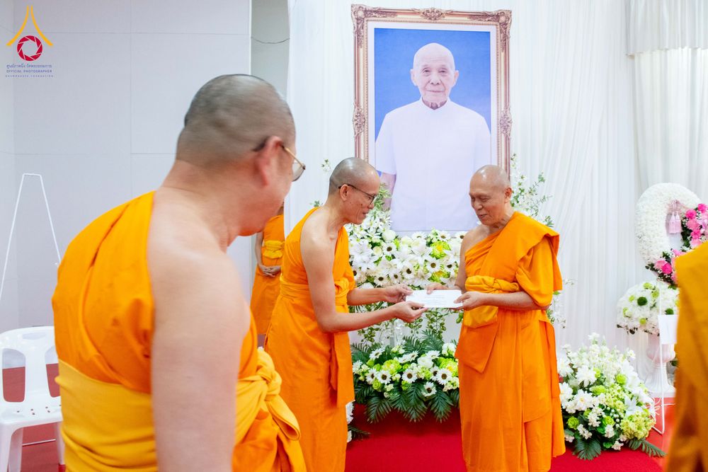 ภาพ No.314414:วันพฤหัสบดีที่ 19 มีนาคม พ.ศ. 2569 พิธีบำเพ็ญกุศล คุณพ่อณรงค์ จินตมากุล โยมบิดา พระครูปลัดรัตนวีรวัฒน์ (รังสฤษดิ์ อิทฺธิจินตโก) ที่ปรึกษาเจ้าคณะจังหวัดปทุมธานี เจ้าอาวาสวัดพระธรรมกาย  ณ ห้องปลูกศรัทธา 2 วัดพระธรรมกาย ปทุมธานี