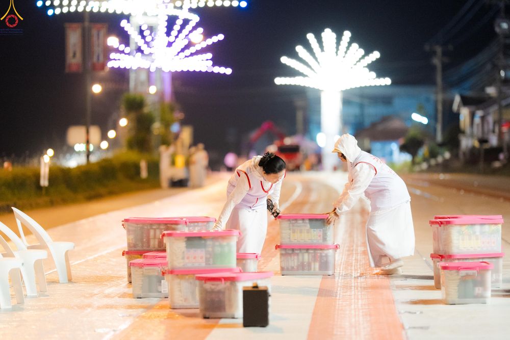 ภาพ No.281348:วันเสาร์ที่ 27 ธันวาคม พ.ศ.2568 พิธีตักบาตรพระ ๑,๐๐๐ รูป   เพื่อความเป็นสิริมงคลแก่ชีวิตและแผ่นดินไทย  มหากุศลครั้งยิ่งใหญ่แห่งปี ส่งท้ายปีเก่า ต้อนรับปีใหม่  ณ ถนนหน้าที่ว่าการอำเภอภูเรือ จังหวัดเลย