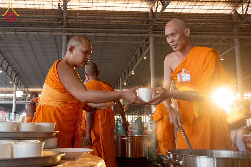 ภาพ No.287325:วันที่ 3 มกราคม พ.ศ.2569 พิธีถวายภัตตาหารเป็นสังฆทาน แด่พระธรรมยาตรา ณ วัดพระธรรมกาย  จังหวัดปทุมธานี ในโครงการธรรมยาตรา กตัญญูบูชา มหาปูชนียาจารย์ พระมงคลเทพมุนี(สด จนฺทสโร) พระผู้ปราบมาร อนุสรณ์สถาน 7 แห่ง ปีที่ 14