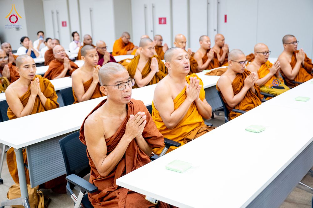 ภาพ No.323356:หลวงพ่อทัตตชีโว รองเจ้าอาวาสวัดพระธรรมกาย ถวายการต้อนรับปฏิสันถารคณะสงฆ์จากประเทศศรีลังกา