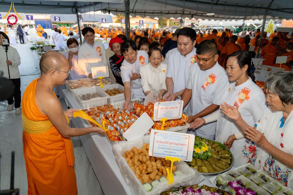 ภาพ No.290849:วันที่ 9 มกราคม พ.ศ. 2569 พิธีถวายภัตตาหารเป็นสังฆทาน แด่พระธรรมยาตรา ณ อนุสรณ์สถานคลองบางนางแท่น อ.สามพราน จ.นครปฐม ในโครงการธรรมยาตรา กตัญญูบูชา มหาปูชนียาจารย์ พระมงคลเทพมุนี(สด จนฺทสโร) พระผู้ปราบมาร อนุสรณ์สถาน 7 แห่ง ปีที่ 14