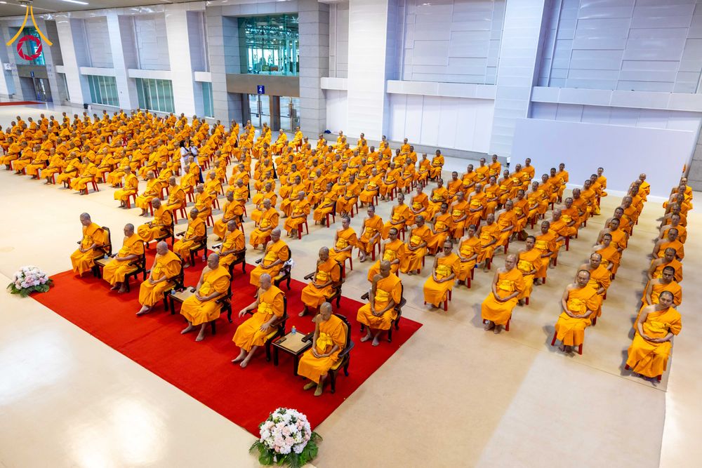 ภาพ No.284967:วันอาทิตย์ที่ 14 ธันวาคม พ.ศ.2568  พิธีปฏิบัติธรรม พิธีถวายภัตตาหารเป็นสังฆทาน พิธีมอบต้นสมบัติจักรพรรดิ ถวายแด่เจ้าอาวาสและประธานสงฆ์ 236 ศูนย์ส่งเสริมศีลธรรมทั่วโลก ณ สภาธรรมกายสากล วัดพระธรรมกาย