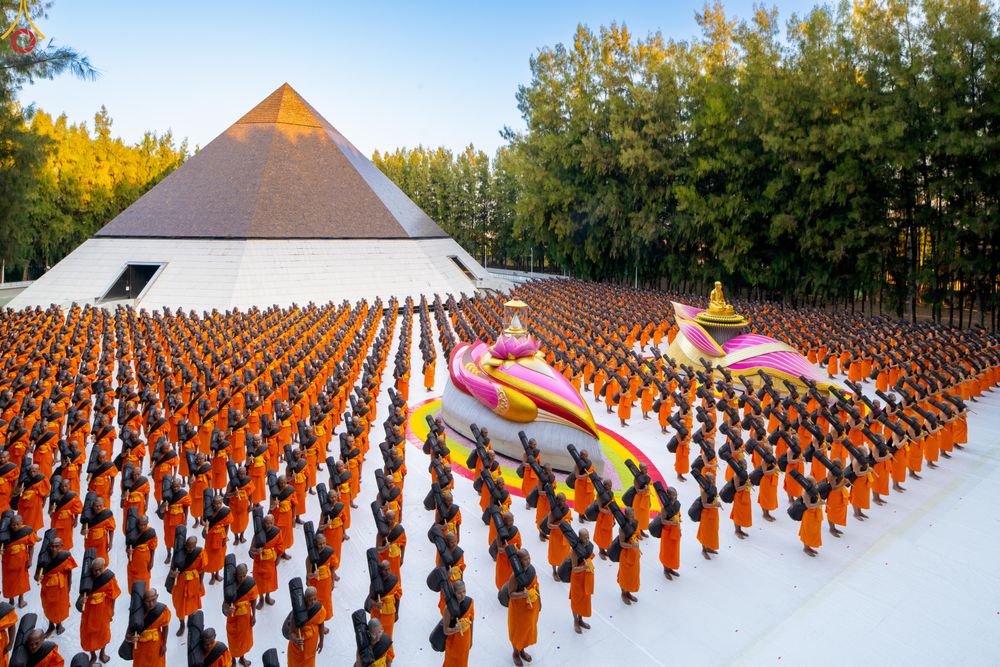 ภาพ No.288464:วันที่ 4 มกราคม พ.ศ. 2569 พระธรรมยาตราปฏิบัติธรรม และถ่ายภาพหมู่ประวัติศาสตร์ ในโครงการธรรมยาตรา กตัญญูบูชา มหาปูชนียาจารย์ พระมงคลเทพมุนี(สด จนฺทสโร) พระผู้ปราบมาร อนุสรณ์สถาน 7 แห่ง ปีที่ 14 ณ อนุสรณ์สถานมหาวิหารพระมงคลเทพมุนี (โลตัสแลนด์) อ.สองพี่น้อง