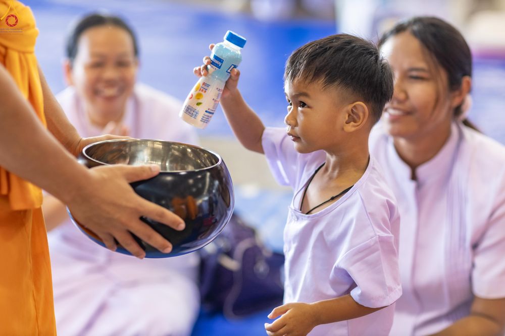 ภาพ No.327954:วันที่ 3 พฤษภาคม พ.ศ.2569 พิธีตักบาตร ข้าวสารอาหารแห้ง ณ บ้านแก้วเรือนทองคุณยายอาจารย์ฯ วัดพระธรรมกาย