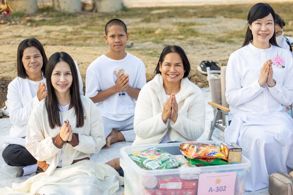 ภาพ No.294478:วันที่ 14 มกราคม พ.ศ. 2569 พิธีตักบาตรพระธรรมยาตรา ณ วัดสองพี่น้อง ต.ต้นตาล อ.สองพี่น้อง จ.สุพรรณบุรี ในโครงการธรรมยาตรา กตัญญูบูชา มหาปูชนียาจารย์ พระมงคลเทพมุนี(สด จนฺทสโร) พระผู้ปราบมาร อนุสรณ์สถาน 7 แห่ง ปีที่ 14