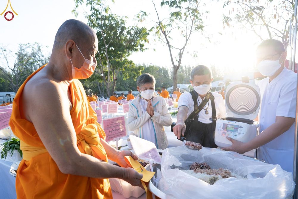 ภาพ No.71353:พิธีถวายภัตตาหารเป็นสังฆทาน แด่คณะพระธรรมยาตราฯ ในโครงการธรรมยาตรากตัญญูบูชา มหาปูชนียาจารย์ พระมงคลเทพมุนี(สด จนฺทสโร) พระผู้ปราบมาร อนุสรณ์สถาน 7 แห่ง ปีที่ 11 วันที่ 15 มกราคม พ.ศ. 2566