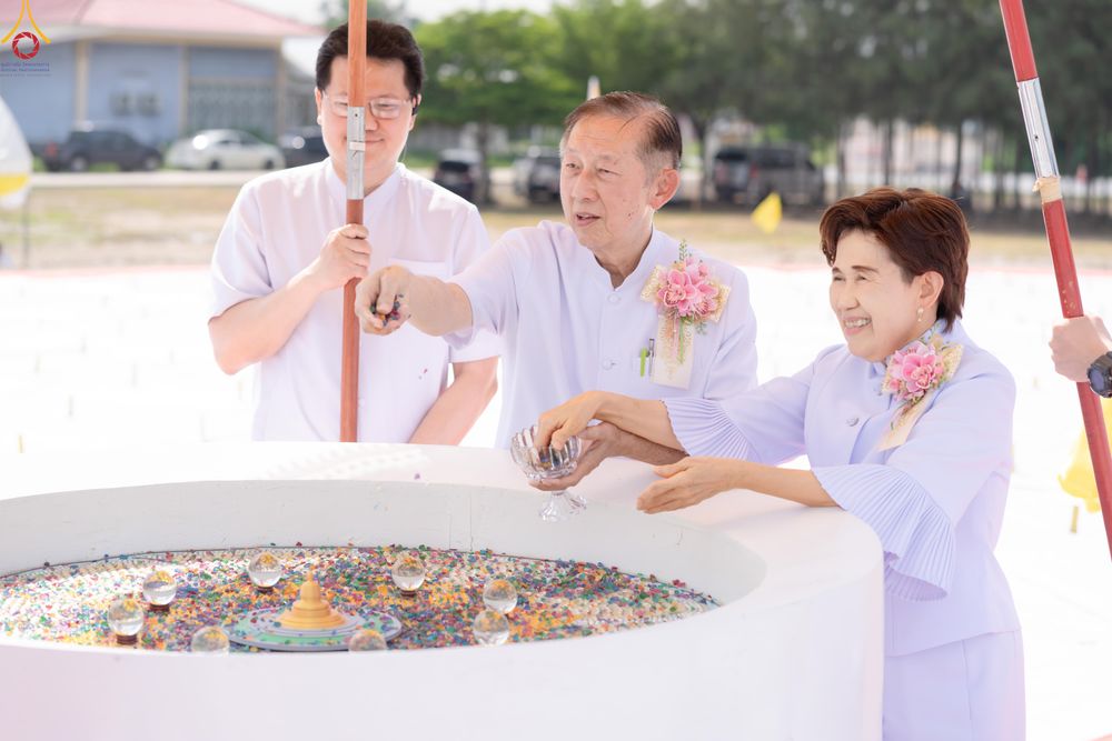 ภาพ No.331415:วันที่ 31 พฤษภาคม พ.ศ.2569 พิธีทอดผ้าป่าและตอกเสาเข็มมงคลต้นแรก องค์พระเจดีย์เพื่อสร้างสันติภาพโลก  ณ ธุดงคสถานพัฒนานิคม จังหวัดลพบุรี