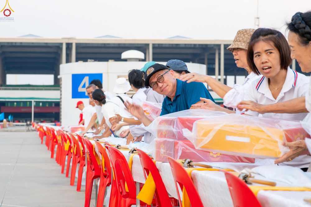 ภาพ No.322606:วันที่ 17 เมษายน พ.ศ.2569 การเรียงกล่องไทยธรรม เรียงน้ำดื่ม เรียงร่ม ณ ลานธรรมพระมหาธรรมกายเจดีย์ เพื่องานถวายมหาสังฆทาน 40,000 กว่าวัดทั่วประเทศ วันคุ้มครองโลก 22 เมษายน พ.ศ.2569 วัดพระธรรมกาย