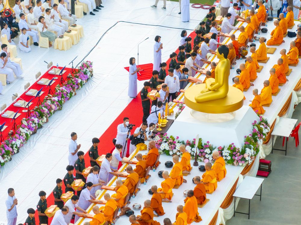 ภาพ No.284192:วันเสาร์ที่ 20 ธันวาคม พ.ศ.2568  พิธีตักบาตรพระ 10,000 รูป เนื่องในโอกาส 194 ปี จังหวัดกาญจนบุรี และอุทิศส่วนกุศลให้แด่บรรพชนทั้งหลาย บริเวณถนนสองแคว (Skywalk) เมืองกาญจนบุรี