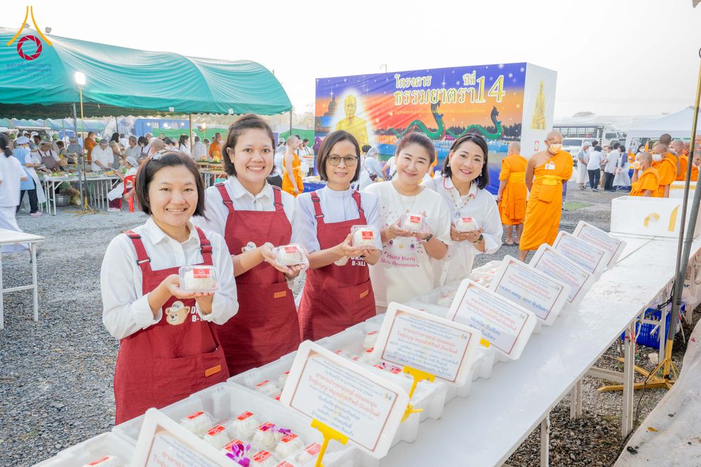 ภาพ No.297848:วันที่ 19 มกราคม พ.ศ. 2569 พิธีถวายภัตตาหารเป็นสังฆทาน แด่พระธรรมยาตรา ณ อนุสรณ์สถานบางปลา วัดบางปลา อำเภอบางเลน จังหวัดนครปฐม ในโครงการธรรมยาตรา กตัญญูบูชา มหาปูชนียาจารย์ พระมงคลเทพมุนี(สด จนฺทสโร) พระผู้ปราบมาร อนุสรณ์สถาน 7 แห่ง ปีที่ 14