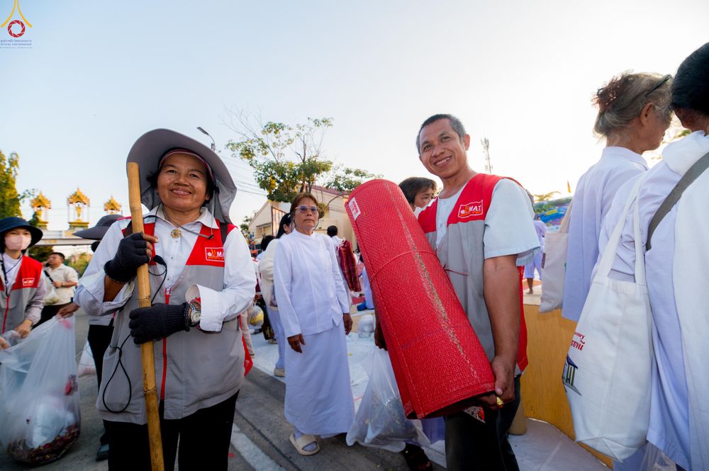 ภาพ No.300621:ภาพเบื้องหลังอาสาสมัครรวมใจ ชุดที่ 3 ในโครงการธรรมยาตรา กตัญญูบูชา มหาปูชนียาจารย์ พระมงคลเทพมุนี(สด จนฺทสโร) พระผู้ปราบมาร อนุสรณ์สถาน 7 แห่ง ปีที่ 14