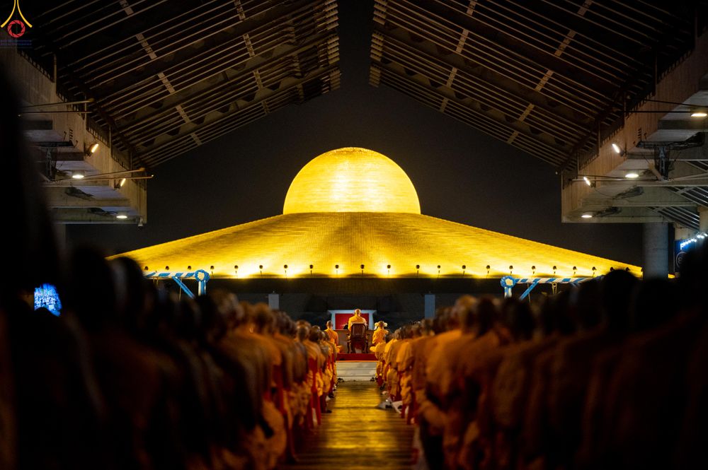 ภาพ No.280358:วันที่ 31 ธันวาคม พ.ศ.2568 -วันที่ 1 มกราคม พ.ศ.2569 พิธีฉลองชัยสวดมนต์บทธัมมจักกับปปวัตนสูตร ครบ 8,000,000,000 จบ , พิธีสวดมนต์ข้ามปี ณ วัดพระธรรมกาย